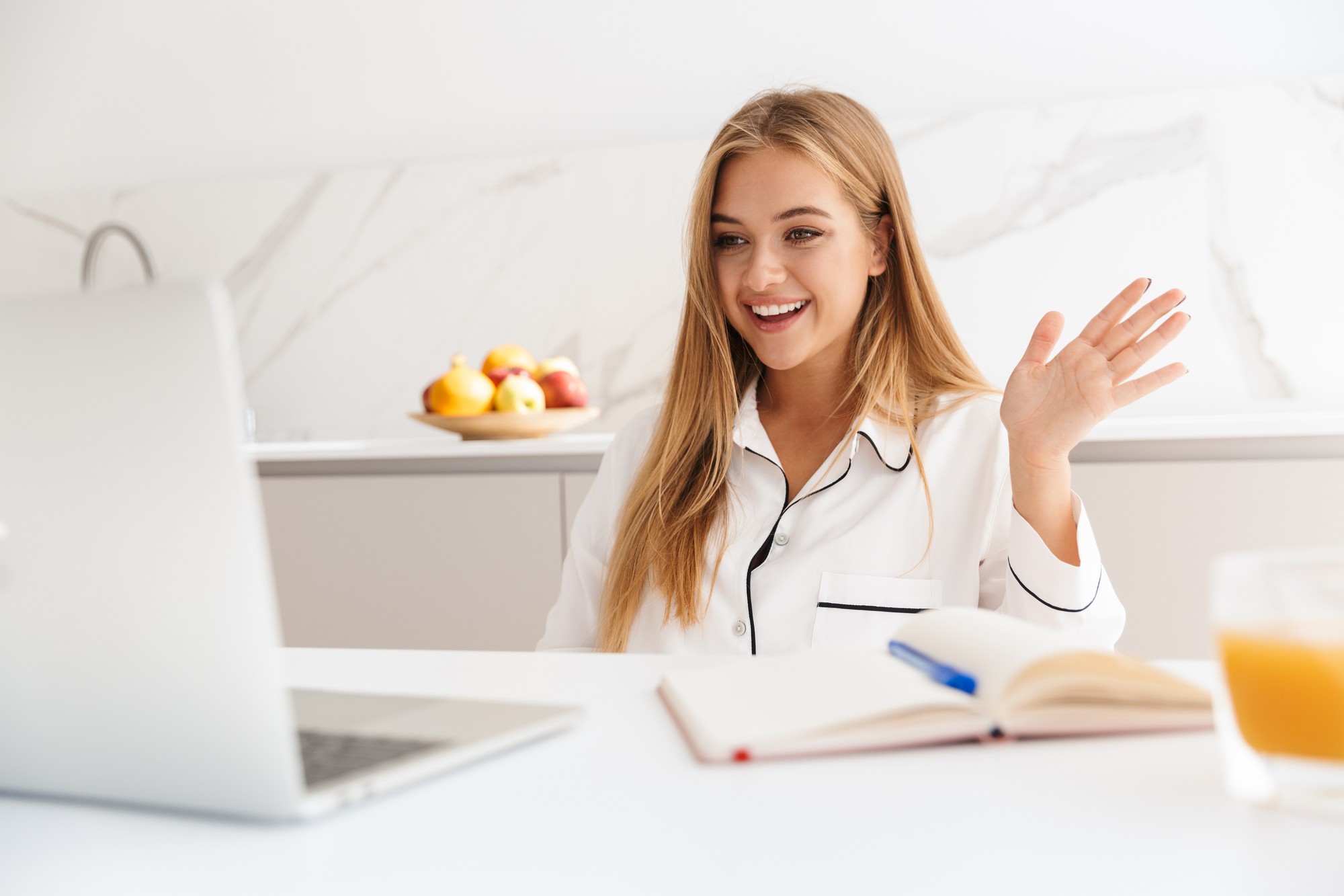 Consulente che parla con studente via video