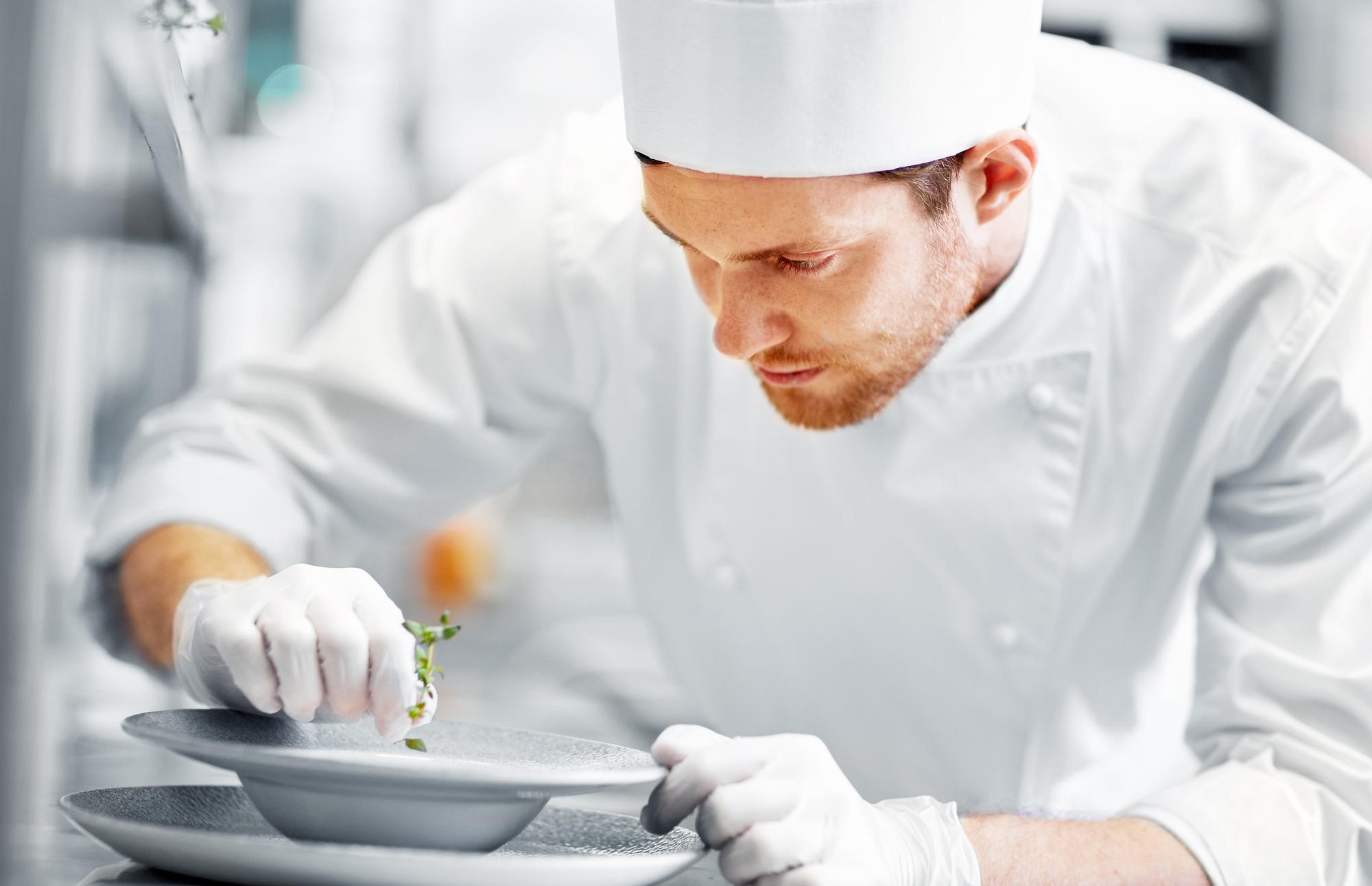 Chef digitale che prepara un piatto moderno